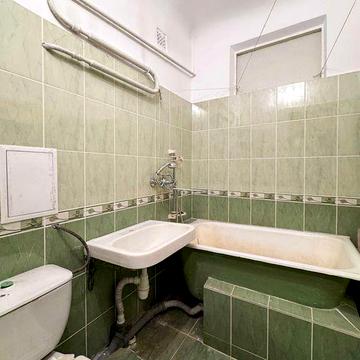 Продається 2-кімнатна квартира без ремонту