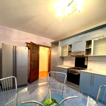 Від власника 3-к.кв. у центрі з ремонтом, меблями, технікою, утеплена.