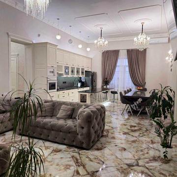 Дом с бассейном! 5 спален, подвал, гараж на 2 авто. Есть видео!