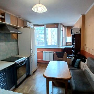 Ахматової, 11