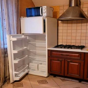 Дніпровська вул., 1