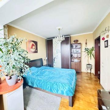 Продається простора 3-кімнатна квартира — Симиренка 34А