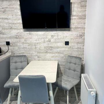 Здається  класна студія на Металургів 35 Варіанти