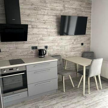 Здається класна студія на Металургів 35 Варіанти