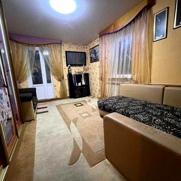 Продам 2 ком квартиру с гаражом улица Исполкомовская  Центр