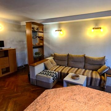 Велика Васильківська вул. (Червоноармійська), 45