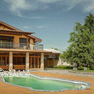 Сучасний заміський котедж із басейном у селищі Високий