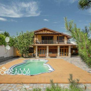 Сучасний заміський котедж із басейном у селищі Високий