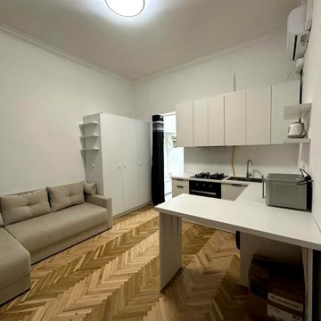 Степана Бандери вул. (), 73