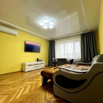 Вячеслава Чорновола просп. (), 45