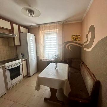 Варшавська вул., 9