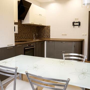 Анни Ахматової вул., 31