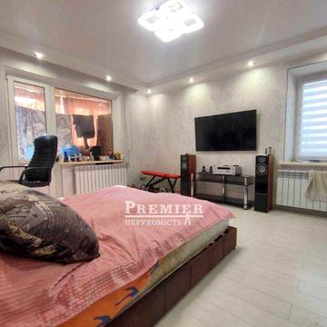 У продажу трикімнатна квартира поруч з Кримським Бульваром