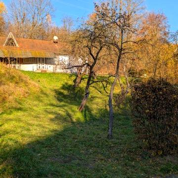 Жилий будинок на околиці м. Косів із господарськими будівлями