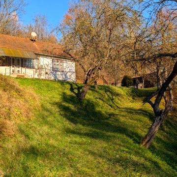 Жилий будинок на околиці м. Косів із господарськими будівлями