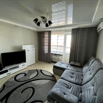 Листопадова вул., 22