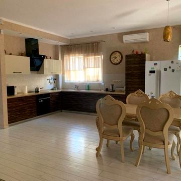 Єдності вул., 8