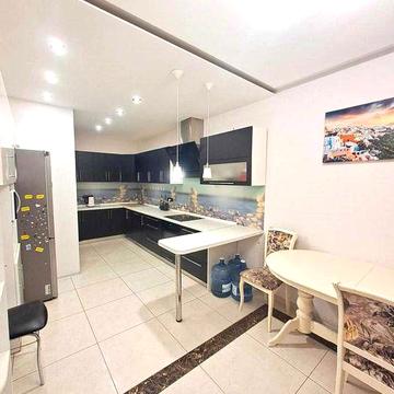 Завальна 10Г , шикарна 3к квартира ,Є генератор! Метро 5 хв пішки!