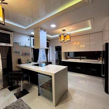 2 кімнатна з хорошим ремонтом. Є газ