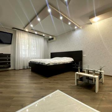 Анатолія Бортняка вул., 2