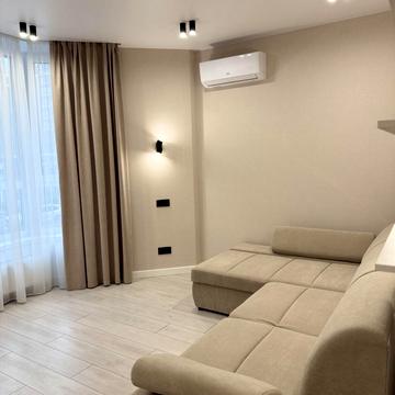 Молодіжна вул., 10