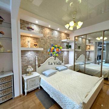 Академіка Філатова вул., 2/1