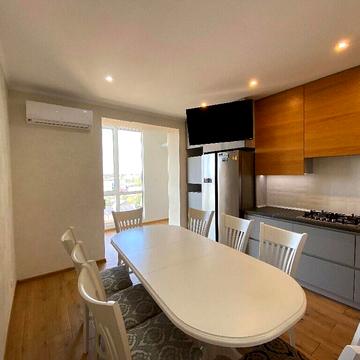 Олега Антонова вул. (Карла Маркса), 13б