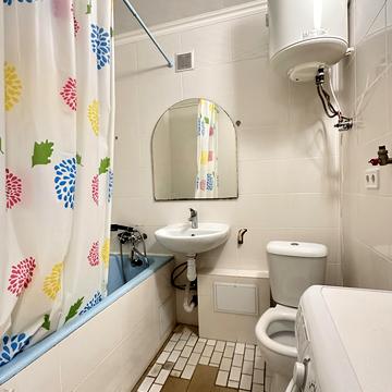 Поліська вул., 1