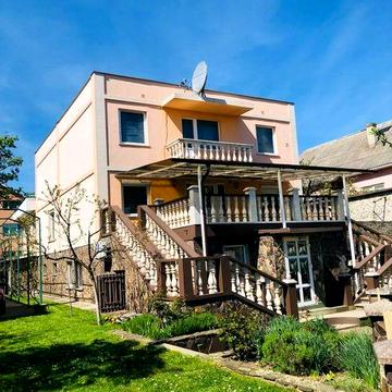 Просторий будинок в тихому місці