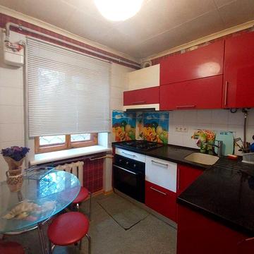 3 кімнатна квартира з меблями і техникой біля метро