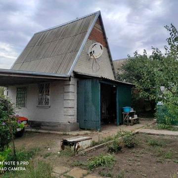 Садовий будинок з ділянкою