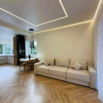 Сучасний будинок біля лісу