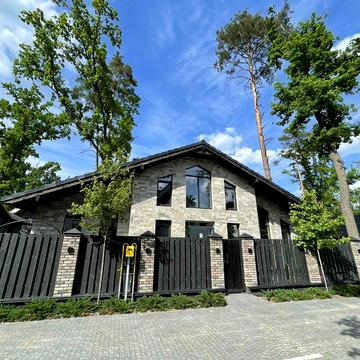 Євгена Коновальця вул., 49