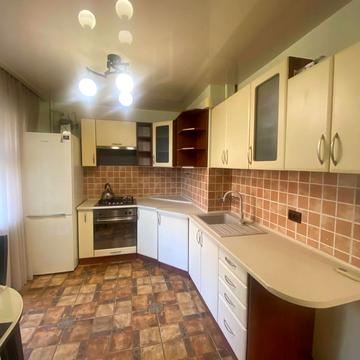 Академіка Сахарова вул., 38