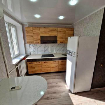 Студентська вул., 10