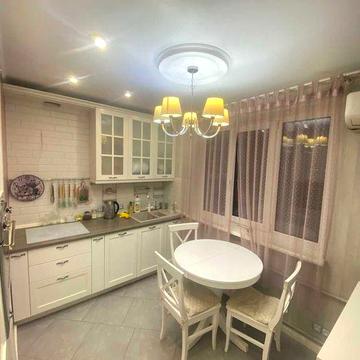 3 к. квартира с дизайнерским ремонтом возле метро Защитников Украины!