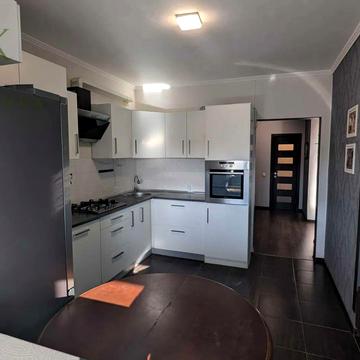 Василя Сухомлинського вул., 14