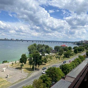 Продам 1-ю кв-ру в центре города с шикарным видом на Днепр !