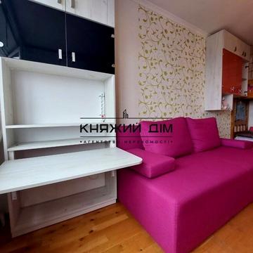 Стадіонна вул., 13