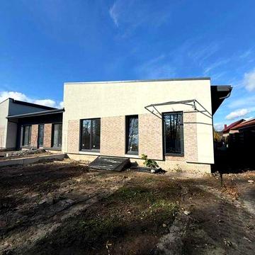 Продам котедж  у зручній локації — район Авторинку.