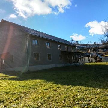 Житловий будинок з вбудованими приміщеннями комерційного призначення