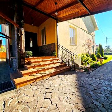 Добротний цегляний будинок з гаражем в ідеальному місці...