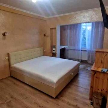 Лаврська вул. (Січневого Повстання), 6