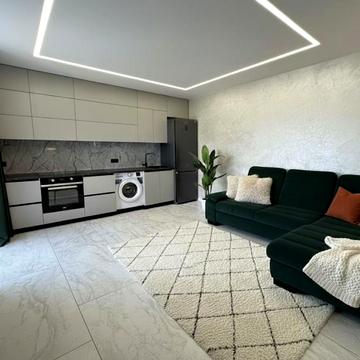 Дизайнерські апартаменти з душем та видом на місто