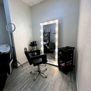 Здам робоче місце на пів місяця