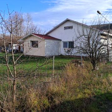 Будинок з озером