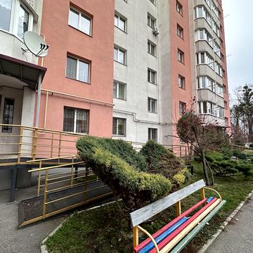 Анатолія Бортняка вул., 4