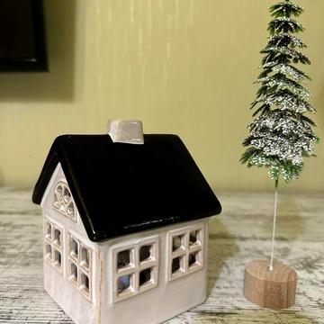 Декоративний будиночок з ялинкою
