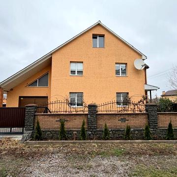 Будинок на 10 сотках землі у місті ! 100м до транспорту та магазинів