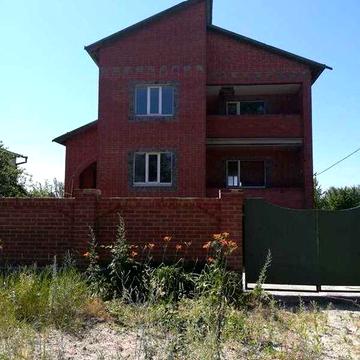 Цегляний двоповерховий будинок в Ліску
